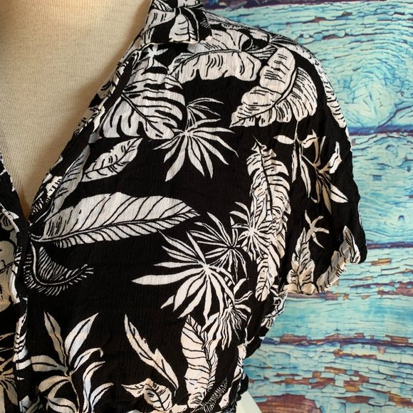 Streetwear Society Cropped Button Up Tie Front Blouse - Picture 3 of 7